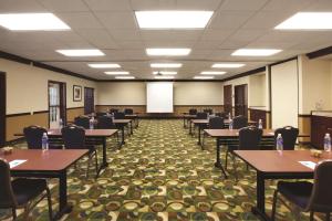森特尼尔丹佛技术中心凯悦嘉寓酒店的一间会议室,配有桌椅和白板