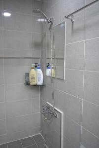 首尔梨泰院旅馆的一间带镜子和淋浴的浴室