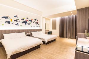 花莲市犀牛的家民宿 的酒店客房设有两张床和一把带遮阳伞的墙壁。