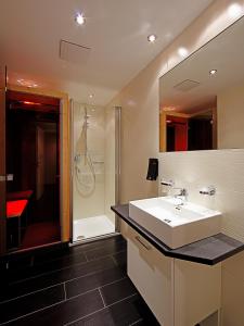 伊施格尔Ischglliving Appartements的浴室配有白色水槽和淋浴。