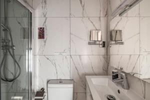 瓦莱塔Jean de Valette Boutique Living的浴室配有卫生间、盥洗盆和淋浴。