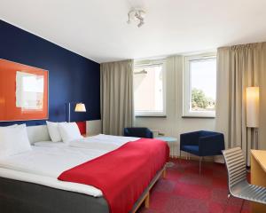 诺尔雪平ProfilHotels President的酒店客房,配有一张床、一张桌子和椅子