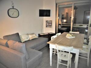 热那亚Quarto di Luna的客厅配有沙发和桌子