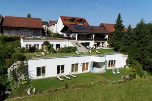 StamsriedZedernhof Gesundheits- & Wellnesshotel的享有白色大房子的空中景致