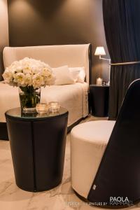 贝鲁特阿什拉菲耶皇家郁金香酒店的客厅配有沙发和鲜花桌