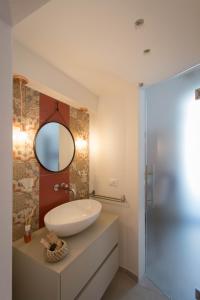 锡拉库扎Little House的一间带水槽和镜子的浴室