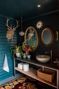 克尼斯纳Woodcutters Forest Cottages的浴室设有两面镜子和盥洗盆