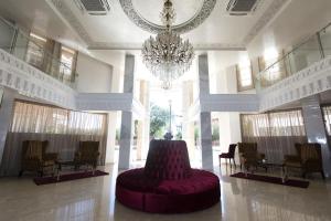 马拉喀什拉辛酒店的中间设有大型红色椅子的大堂