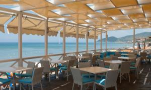圣塔马里亚迪卡斯特天堂酒店 的一间享有海滩美景的餐厅