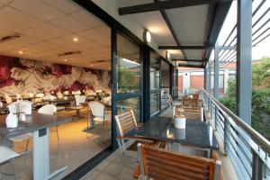 比勒陀利亚阿布色鲁特法林登公寓的餐厅设有带桌椅的阳台