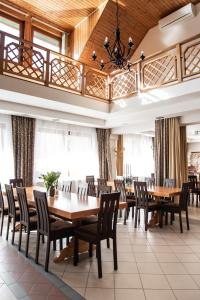 MecseknádasdHetényi Apartmanház és Birtok的用餐室配有木桌和椅子