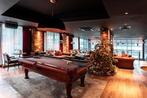 伯明翰pentahotel Birmingham的客厅设有台球桌和圣诞树