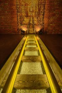 克列巴尼Hotel Tunnel of Love的砖墙中一条黄色线的隧道