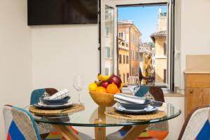 罗马Giuditta Suite 121 Trastevere Roma的餐桌上放着一碗水果
