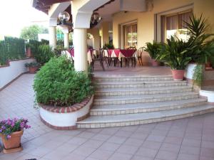Zungri贝尔维德住宿加早餐酒店的庭院设有楼梯和桌椅。