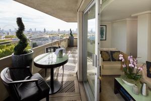 伦敦卡文迪什伦敦酒店的客房设有带桌子和沙发的阳台。