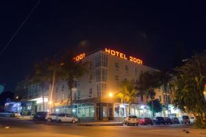 马普托2001酒店的一家酒店,晚上在上面有酒店标志