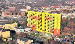 达布罗瓦古尔尼恰Look of Dreams - Apartament w Superjednostce的黄色的建筑,上面画有喜剧演员的字样