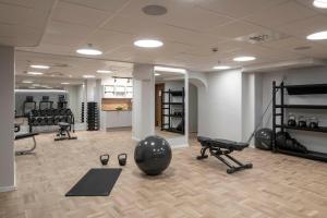 斯德哥尔摩The Sparrow Hotel的一间健身房,里面设有举重器材和健身器材