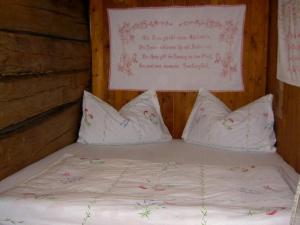 Schnaitstadl-Alm客房内的一张或多张床位