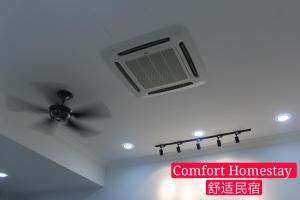 麻坡Muar Homestay (Comfort Homestay)的天花板上配有空调的房间