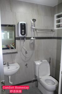 麻坡Muar Homestay (Comfort Homestay)的带淋浴、卫生间和盥洗盆的浴室