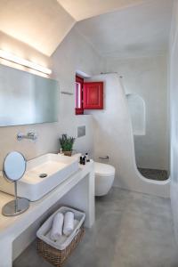 伊亚Aplada Suites的白色的浴室设有水槽和卫生间。