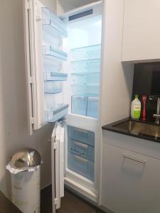 苏黎世套房公寓 - 您的家外之家 - 带洗衣机、烘干机和宽敞的空间的厨房或小厨房