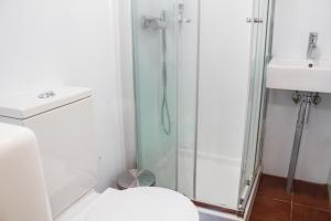Janeiro de Baixoxisto camping的带淋浴、卫生间和盥洗盆的浴室