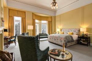 爱丁堡罗科·福尔蒂巴尔莫勒尔酒店的一间卧室设有一张床和一间客厅。