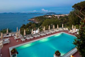 伊斯基亚Le Querce Resort Sea Thermae & Spa的一个带椅子的游泳池,享有水景