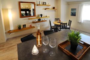 阿普特Côté Terrasse的用餐室配有带1瓶葡萄酒的桌子