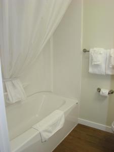 ColemanPaddock Inn的白色的浴室设有浴缸和毛巾。