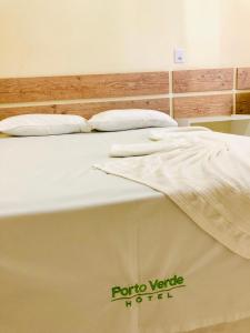 林斯Porto Verde Hotel的床上有2个枕头