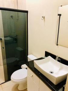 林斯Porto Verde Hotel的一间带水槽、卫生间和淋浴的浴室