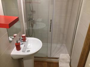 Puycalvel Lautrec拉巴特高级公寓 的一间带水槽和淋浴的浴室