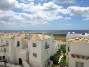 拉戈斯Casa da Praia para férias - Vila Pinheiro - Vivenda Johanna的空中欣赏一些建筑和海洋的景色