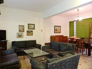 雅典Stamatina's House的客厅配有两张沙发和一张桌子