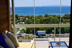 雅典海平面阁楼公寓的带沙发的客厅,享有海景