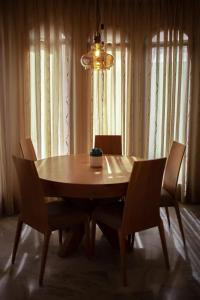 埃拉特Exodus Hostel & Dive Center的餐桌、椅子和吊灯