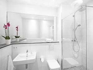 杜塞尔多夫红色公寓酒店的带淋浴和盥洗盆的白色浴室