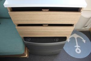 库克斯港Sandbank2go的木制梳妆台,配有白色台面