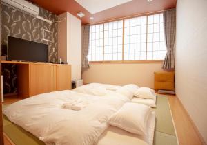 东京Arakawa-ku - Hotel / Vacation STAY 21946的窗户客房内的一张大白色床