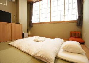 东京Arakawa-ku - Hotel / Vacation STAY 21946的窗户客房内的一张大白色床