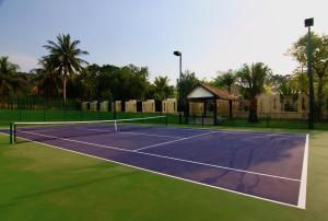 邦萨雷Tamarind Exclusive Villa的一个带凉亭的网球场和网球场