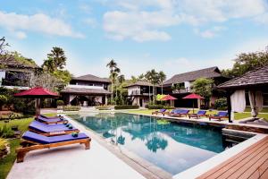 邦萨雷Tamarind Exclusive Villa的别墅游泳池的形象