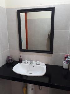 蒂尔卡拉La Posada de Bartola的浴室设有白色水槽和镜子