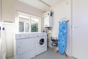 霍勒姆T Fiskersplak的洗衣房配有洗衣机和烘干机
