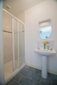 杜林Oar restaurant and Rooms的白色的浴室设有水槽和淋浴。