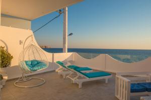 卡拉马基Aristodimos Luxury Suite的一个带吊床的门廊,享有海景